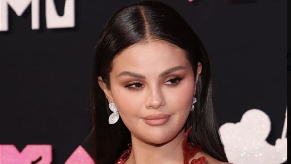 عرض مفاجئ لـ سيلينا جوميز في حفل كاردي بي