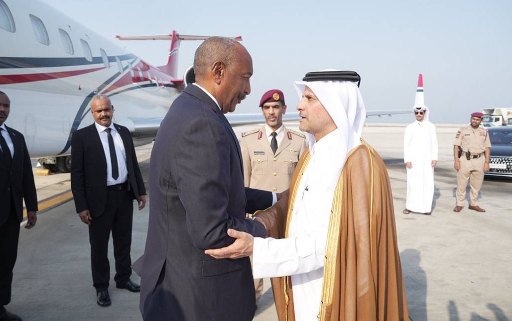 ‫ رئيس مجلس السيادة الانتقالي في السودان يصل الدوحة لتقديم العزاء في فقيد الوطن الكبير