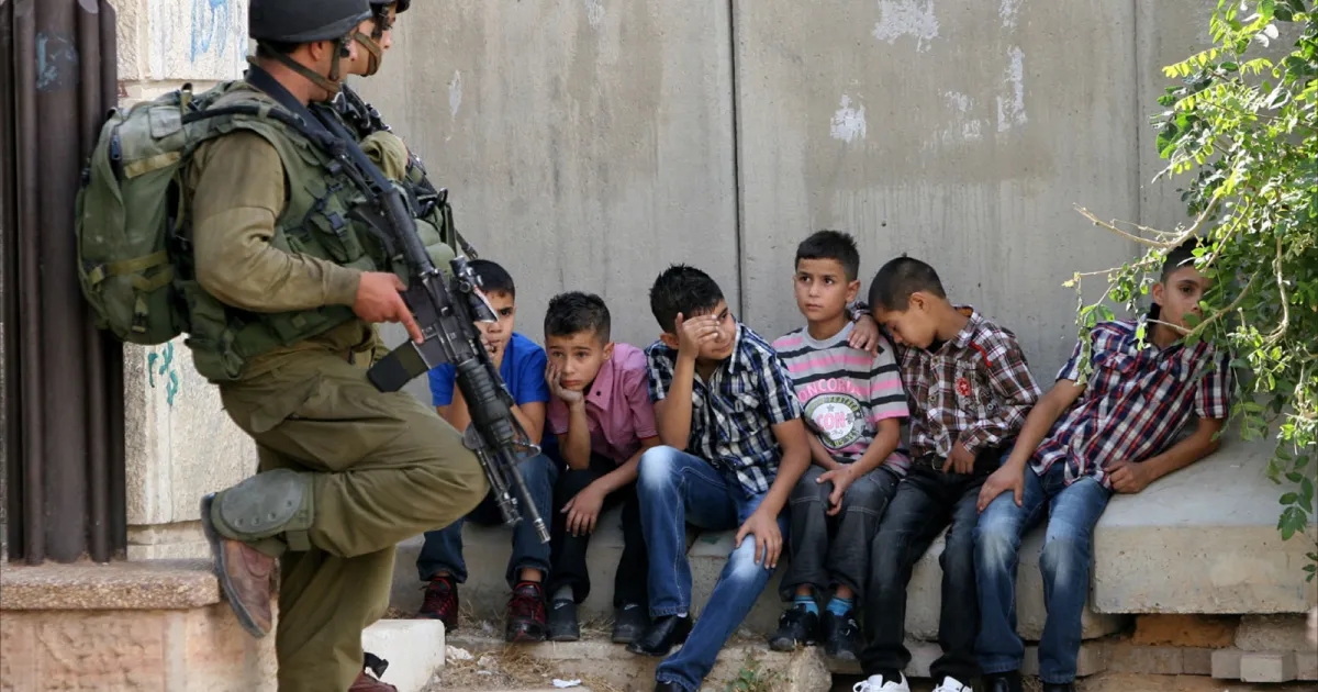 مركز فلسطين يحذّر في اليوم العالمي للأطفال ضحايا العدوان