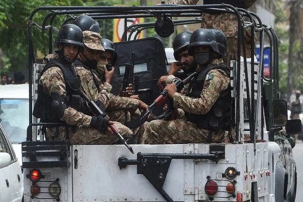 مقتل 17 مسلحاً خلال عمليات أمنية للجيش الباكستاني جنوب غربي البلاد