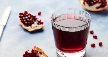 عصير الرمان أم التوت.. أيهما يفيد صحة القلب والمسالك البولية؟