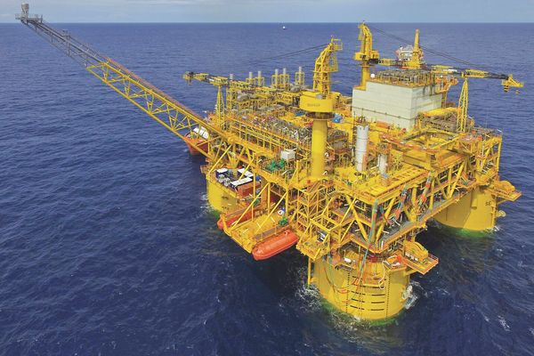 النفط ينخفض 1 % مع استئناف تدفقات الشحنات
