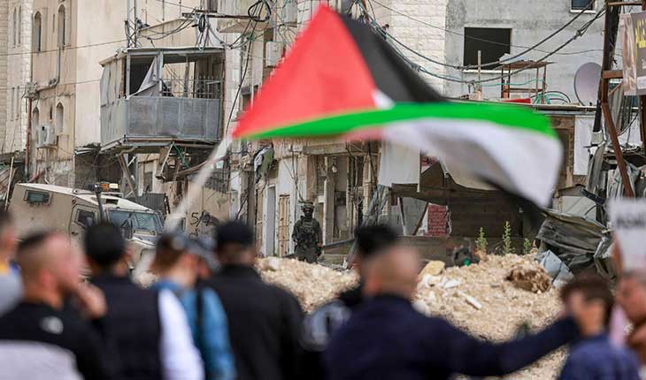 إسرائيل تجرّم حيازة العلم الفلسطيني أو رفعه