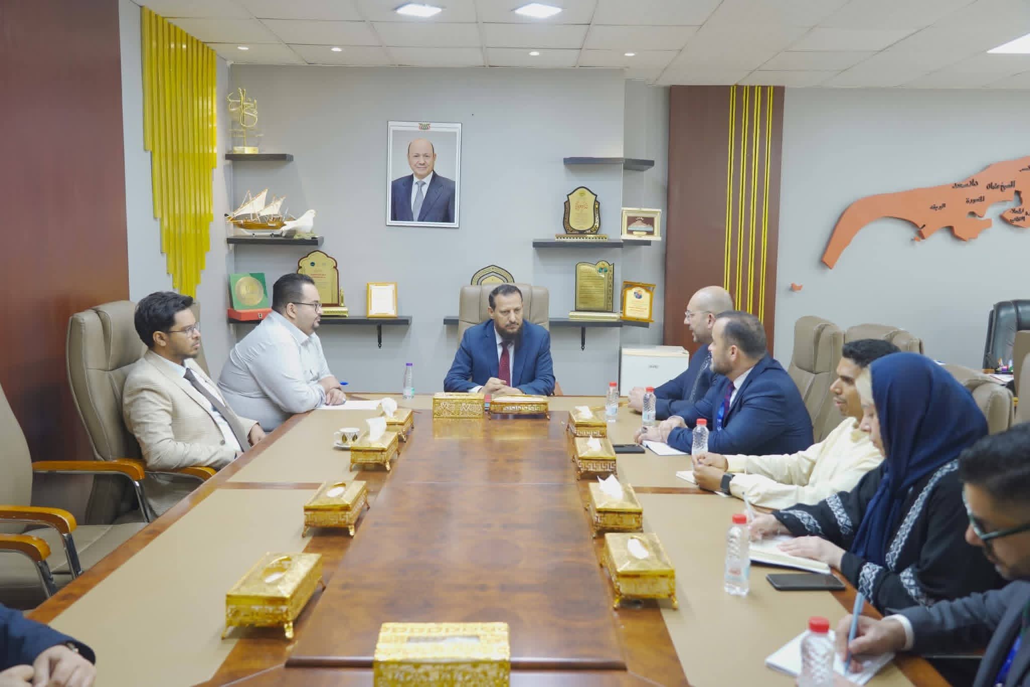 محافظ عدن يبحث مع وفد الهجرة الدولية تسريع برامج العودة الطوعية للمهاجرين وتعزيز التعاون المشترك