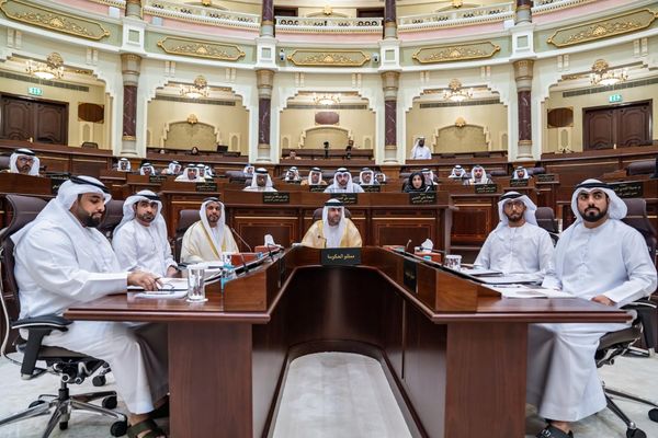 المجلس الاستشاري لإمارة الشارقة في جلسته العامة الثالثة عشرة يناقش دائرة شؤون الضواحي ويؤكد أهمية مواصلة أدوارها في تعزيز التلاحم المجتمعي وتقوية أواص
