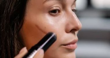 6 أخطاء مكياج بتخلي شكلك أكبر من سنك