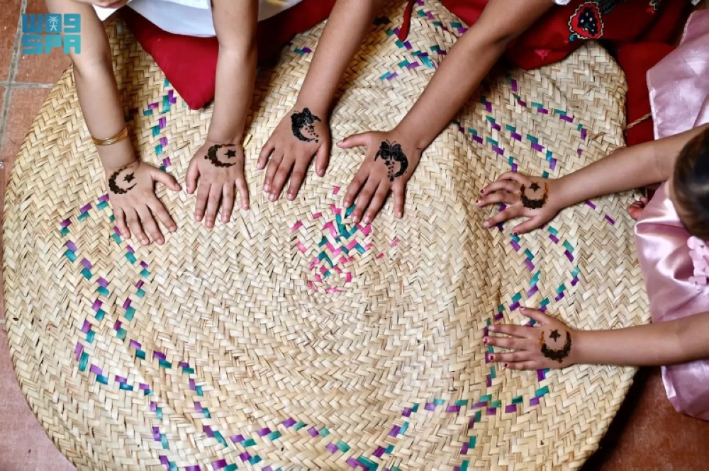 «نقّاشة حناء» تكشف سر النجوم والورود في أيادي صغيرات جازان