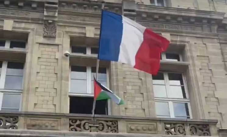 بلدية فرنسية ترفع علم فلسطين احتجاجا على مشروع قانون “يادن”- (شاهد)