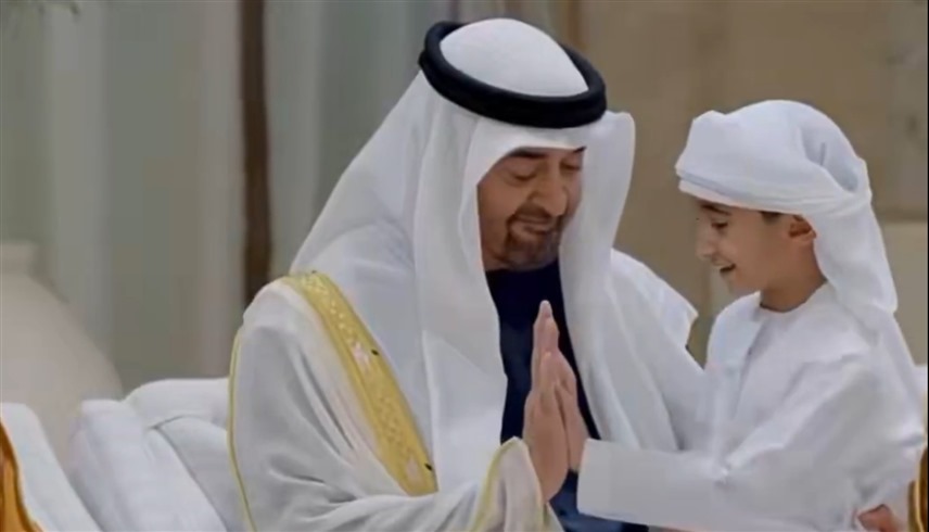 محمد بن سيف بن زايد يهدي عمه رئيس الدولة رسمة خاصة في مشهد أبوي
