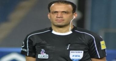 محمد الحنفي مقيما لحكام قمة الأهلي وبيراميدز