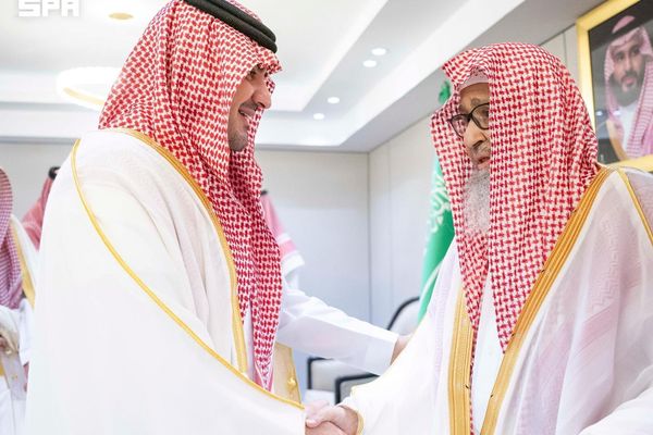 عبدالعزيز بن سعود يزور مفتي عام المملكة