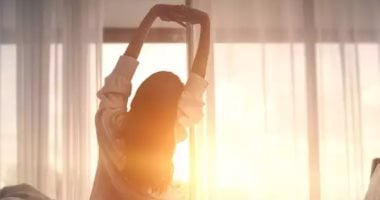 لماذا نستيقظ مبكرًا دون منبه؟.. وما الذى يكشفه ذلك عن أجسامنا وشخصياتنا؟