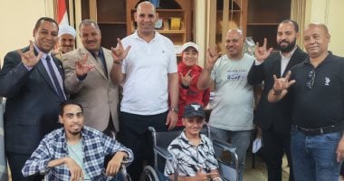 محافظ سوهاج يوجه بتوفير فرص عمل وتسليم العقود لشباب من ذوي الإعاقة