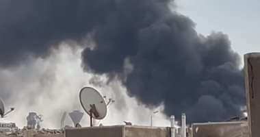 الاستماع لشهود عيان وفصل التيار الكهربي عن موقع حريق مخزن خردة بمدينة نصر