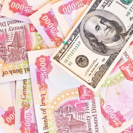 1650 للدولار؟.. شبح خفض الدينار يطرق أبواب العراقيين