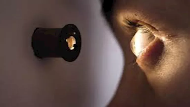 هاتف مخفي وكاميرا سرية.. عامل نظافة يتلصص على النساء بمستشفى أكتوبر