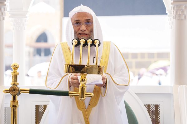 خطيب المسجد الحرام: زُهْد المُؤْمِنِ فِي الدُّنْيَا يَدْعُوهُ للإِصْلَاح فِيْهَا