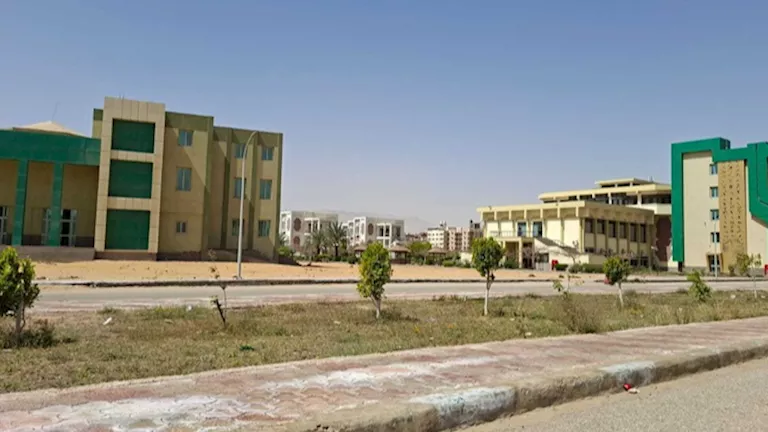 طلاب جامعة السويس يدرسون عن بعد والمصانع تعمل بشكل طبيعي