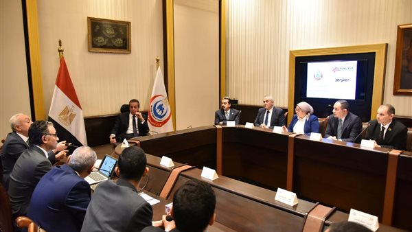 وزير الصحة يبحث إدخال الروبوتات والذكاء الاصطناعي في جراحات العظام