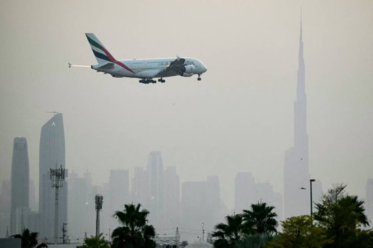 طائرة تابعة لـ«طيران الإمارات» تستعد للهبوط في مطار دبي