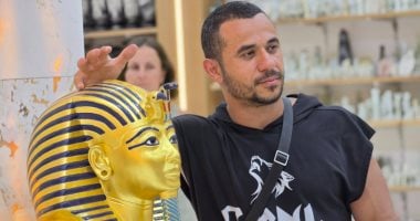 شاهد بهجة واستمتاع الأجانب خلال شراء الهدايا والتحف الفرعونية بالأقصر