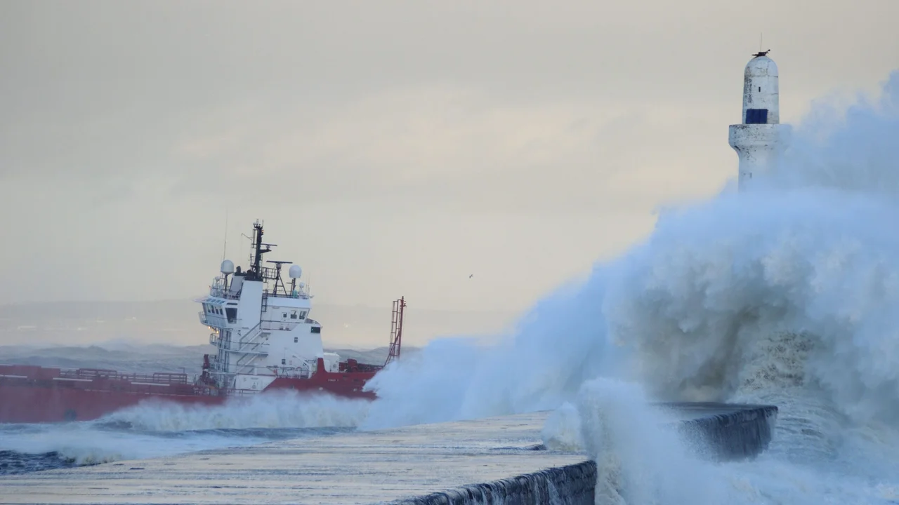 سوء الأحوال الجوية يعلق حركة الملاحة البحرية بين طريفة وطنجة