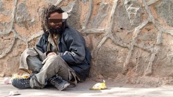 أحدهم يهشم رؤوس مصلين بـ"شومة" وآخر يقتل شاب دليفري، المختلون عقليا خطر داهم بشوارع أسيوط