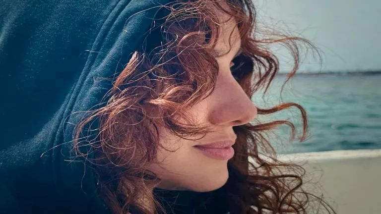 جيهان الشماشرجي تخطف الأنظار في أحدث ظهور لها أمام البحر