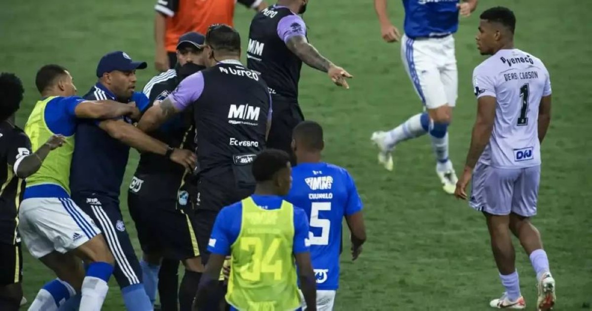 فوضى.. طرد 23 لاعبًا في ديربي كروزيرو وأتلتيكو مينيرو