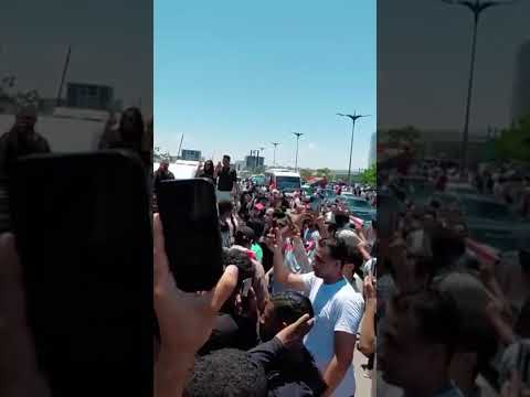 حشود من المصريين في منطقة أبراج العلمين للاحتفال بعودة بعثة المنتخب من كأس العالم بعد مشاركة مشرفة