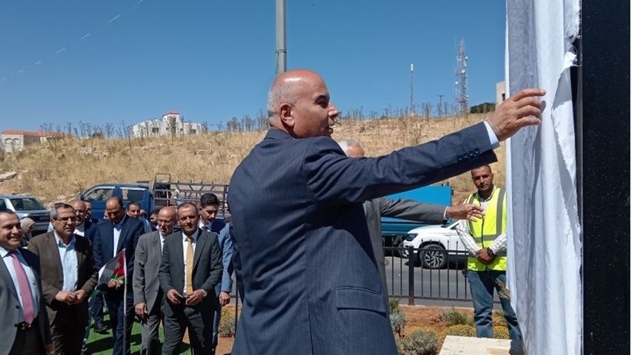 بلدية السلط تفتتح دوارين بمحيط مستشفى السلط الجديد