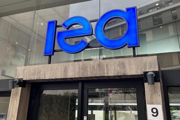 وكالة الطاقة الدولية تتوقع فائض نفط كبيرا في 2027