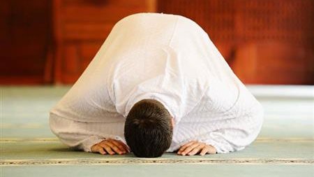 هل يجوز قراءة القرآن أثناء السجود؟