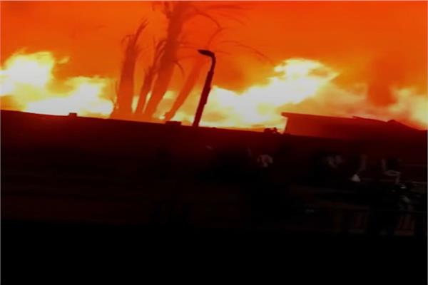 كردونًا أمنيًا بمحيط حريق كوبري القصبجي بالمنيب لمنع امتداد النيران