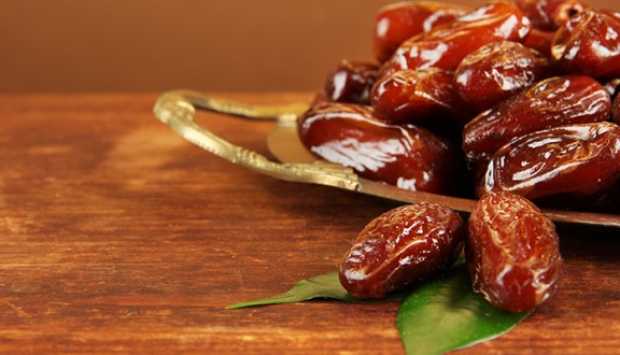 ماذا يحدث لجسمك عند تناول التمر في رمضان؟