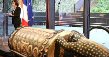 فرنسا تعيد «الطبلة الناطقة» المنهوبة إلى جمهورية ساحل العاج
