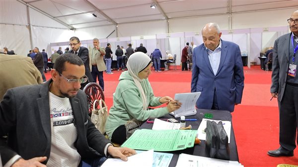 نقيب المهندسين يدلي بصوته في انتخابات النقابة