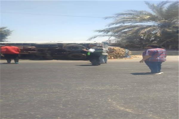البصل غطّى الطريق.. انقلاب سيارة نقل في قليوب دون خسائر بشرية| صور