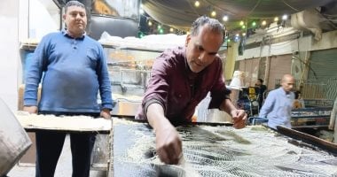 سر الكنافة الأسواني في كوم أمبو.. حكاية 20 عامًا من المذاق البلدي الأصيل (فيديو)