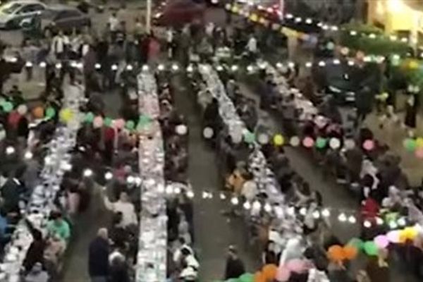 احتفالات أهالى نزلة السمان بنجاح أول إفطار جماعى (فيديو)