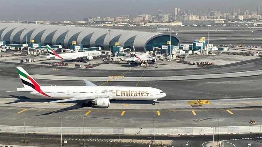 استئناف تدريجي للرحلات في مطار دبي بعد تعليقها مؤقتاً