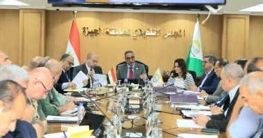 محافظ الجيزة لرؤساء الأحياء: لا تهاون مع شكاوى المواطنين