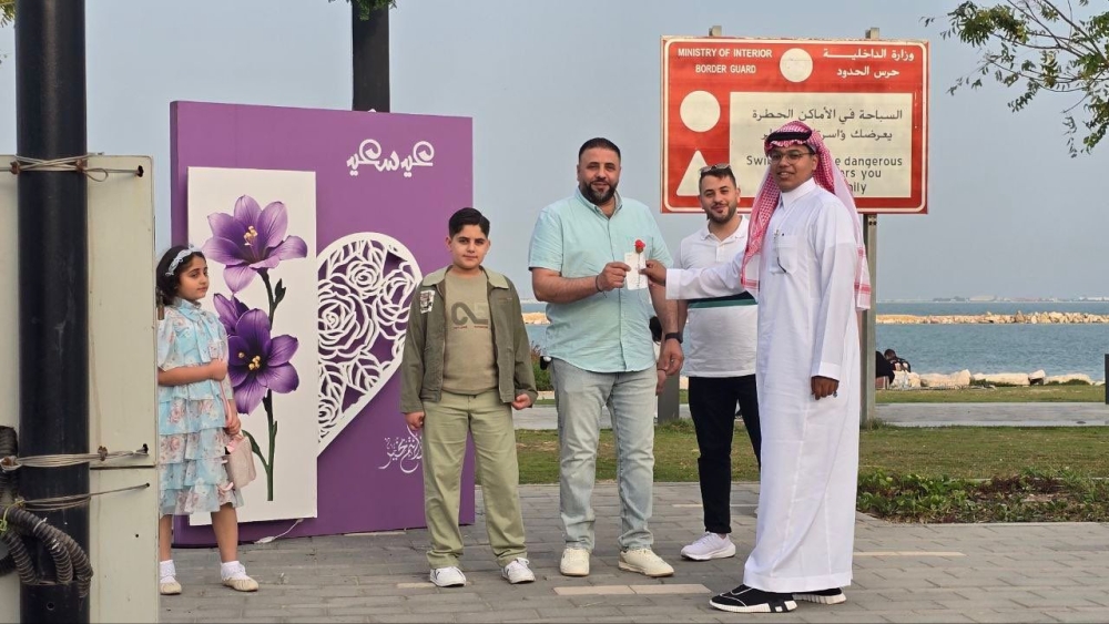 «جينا نسعدكم».. مبادرة تنثر الورود وتزرع بهجة العيد بالدمام