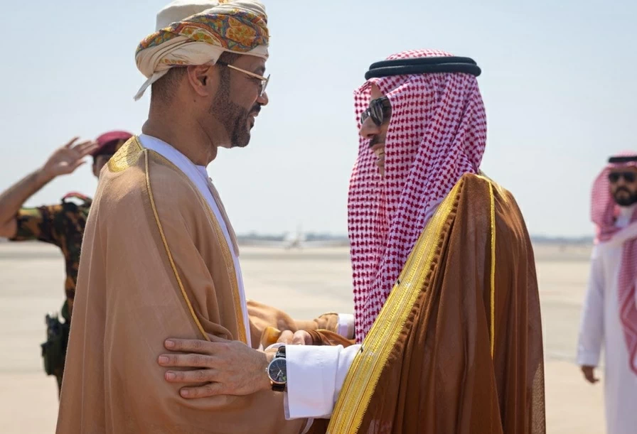 وزير الخارجية يصل إلى سلطنة عُمان
