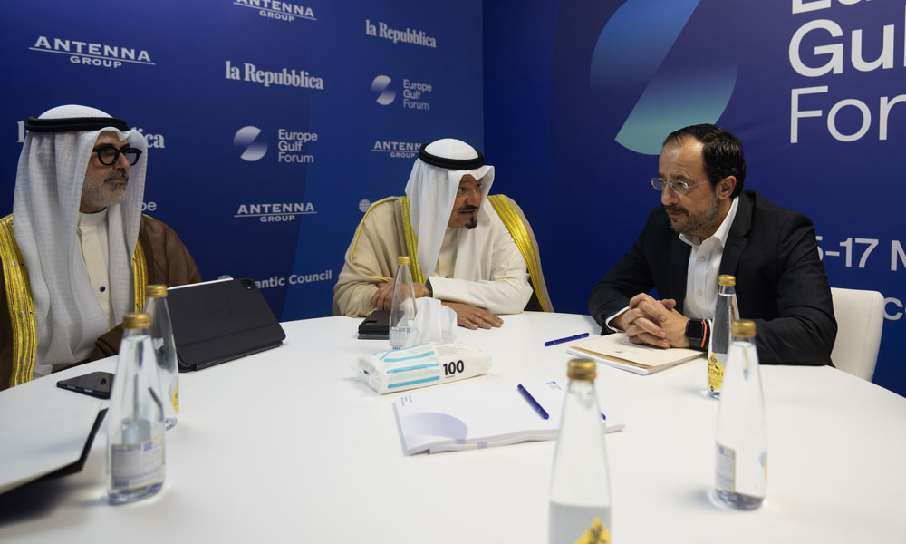 ممثل سمو أمير البلاد سمو رئيس مجلس الوزراء يلتقي الرئيس القبرصي على هامش القمة الأوروبية الخليجية باليونان