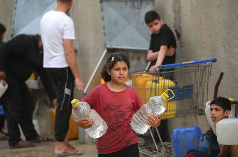 معاناة شاقة للنازحين الفلسطينيين في مخيم البريج من أجل توفير مياه الشرب