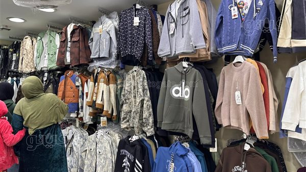 الطقم البناتي بـ 250 جنيهًا، أسعار ملابس الأطفال في العتبة قبل موسم العيد (فيديو)