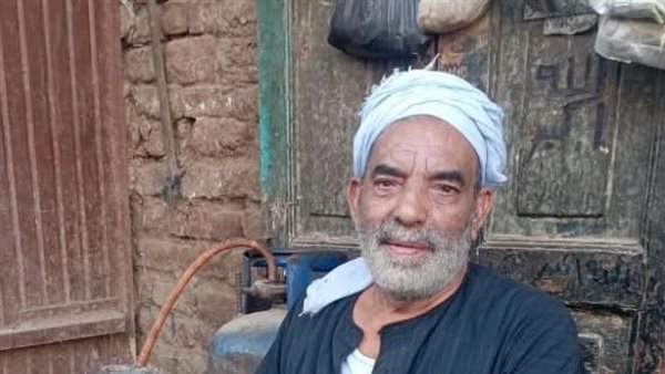 زمنا زمن الكلوبات لمض الصفيح بطلوها، حكاية عم "عز الدقاق" آخر حراس مصباح كبار العائلات والعمد في قنا