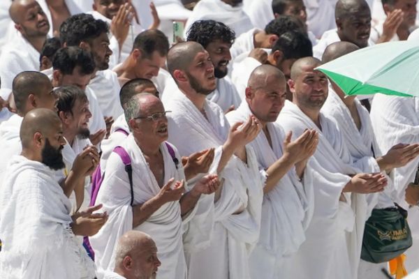 مشهد إيماني تتجلّى فيه الطمأنينة وعظمة المكان.. المسجد الحرام يحتضن أول جمعة في رمضان