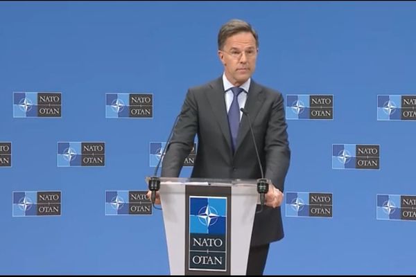 الأمين العام للناتو يتعهد باستمرار دعم التحالف لأوكرانيا
